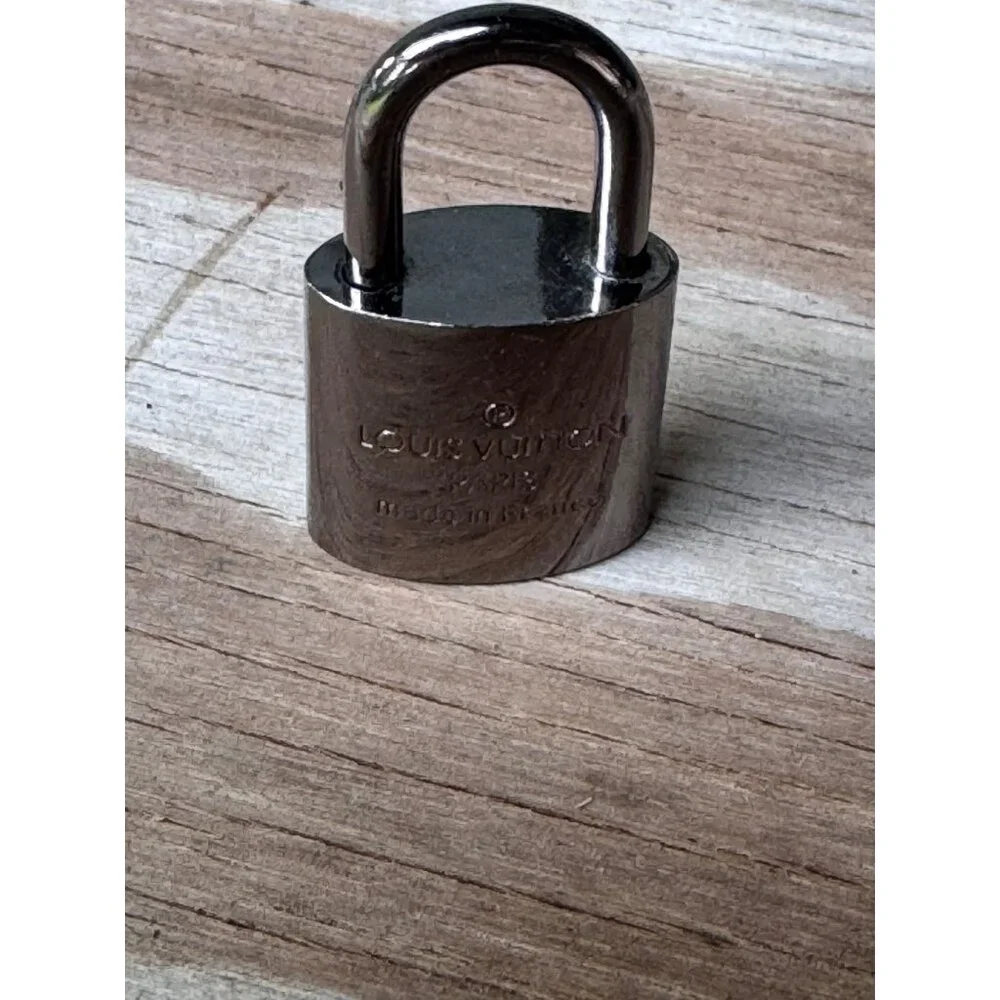 Louis Vuitton Paris Silver Padlock Keyhole No. 318 Made In France - Picture 7 of 7